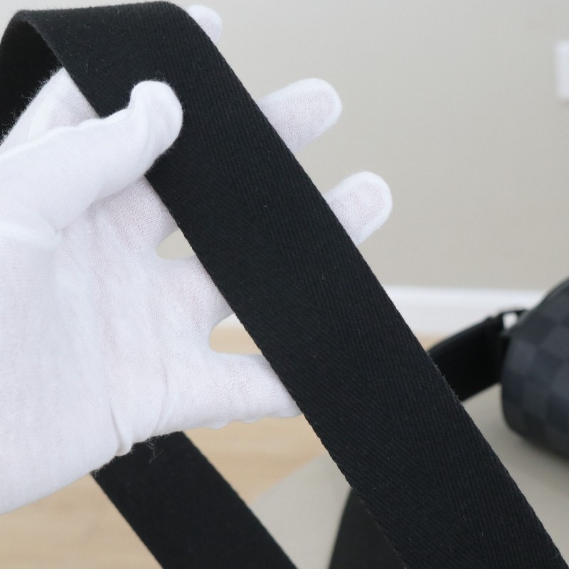 LV 黑色棋盤格斜背包-8