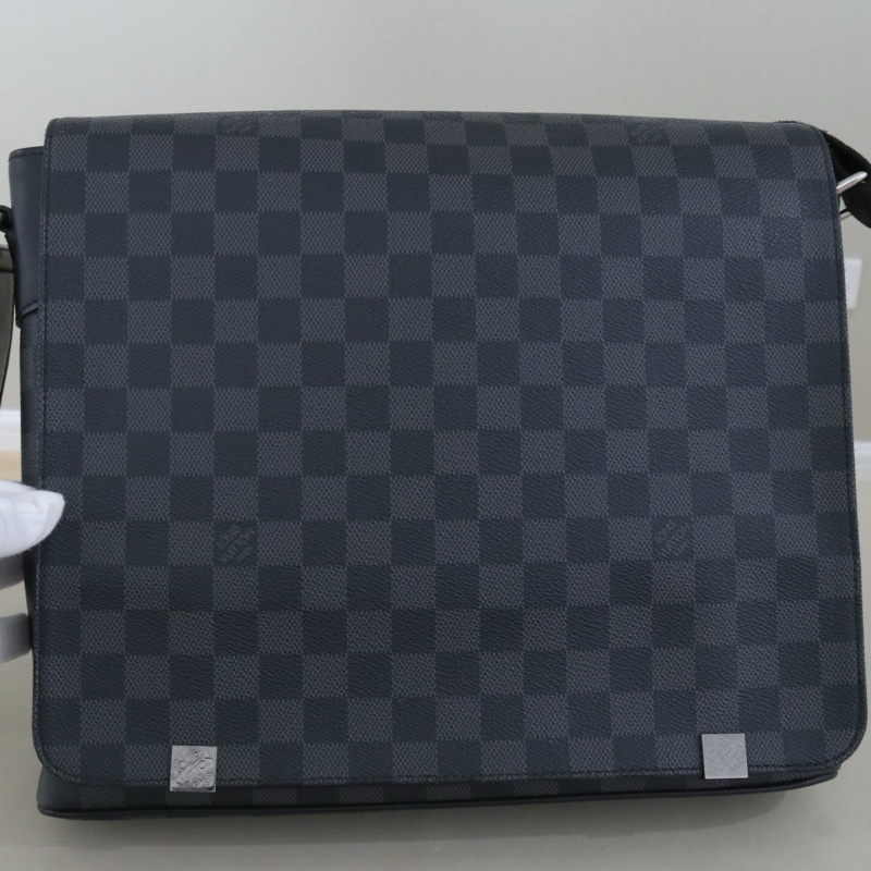 LV 黑色棋盤格斜背包-8