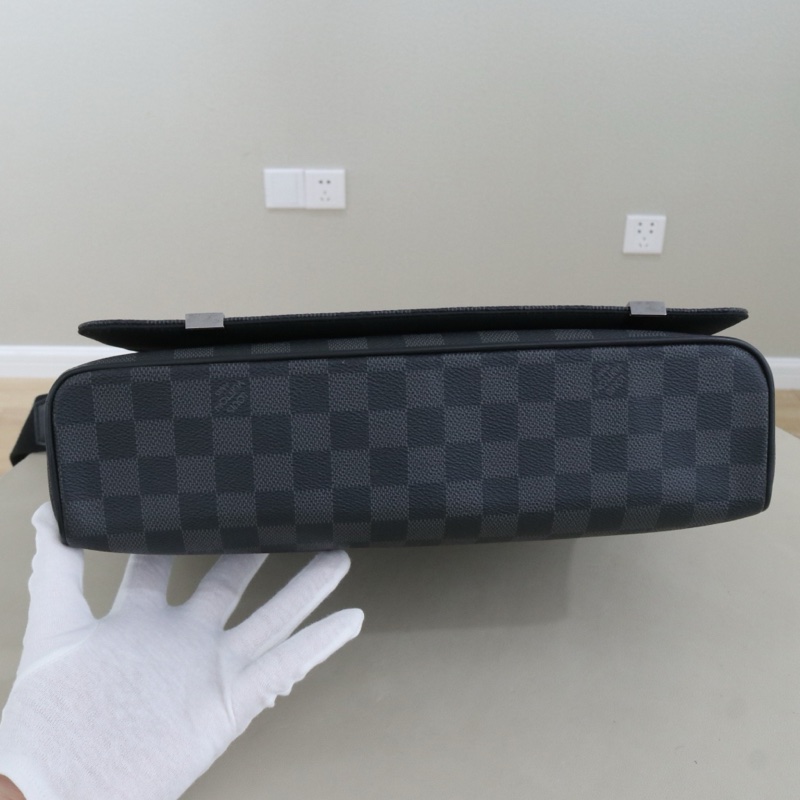 LV 黑色棋盤格斜背包-9