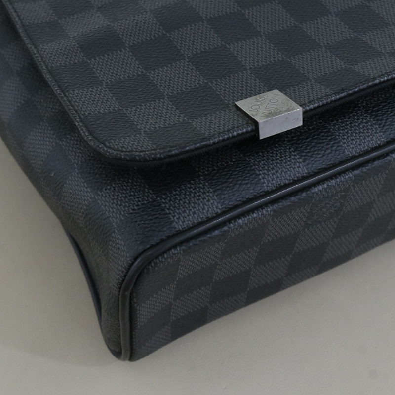 LV 黑色棋盤格斜背包-10