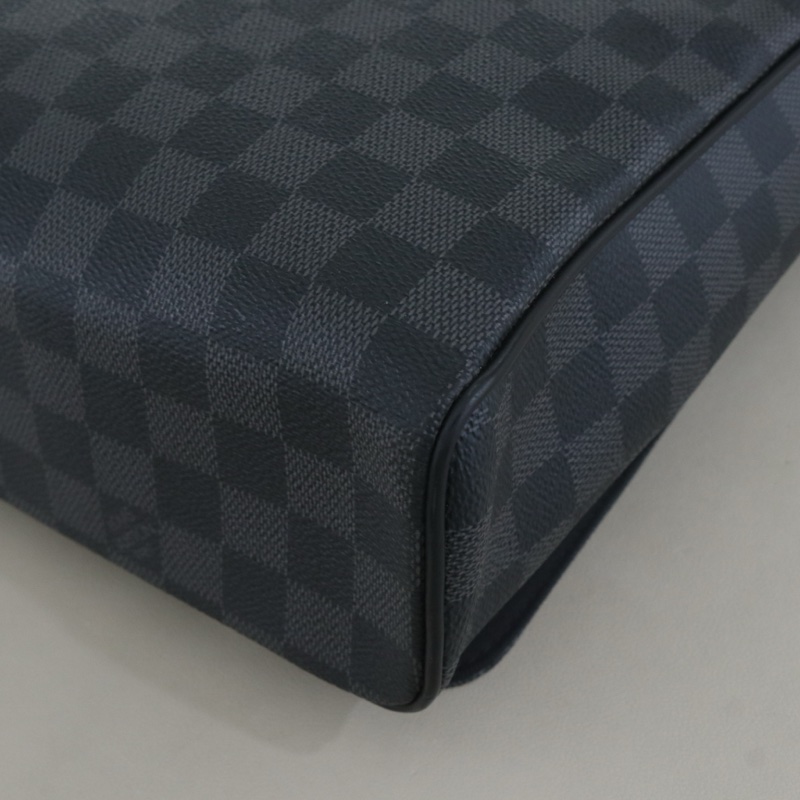 LV 黑色棋盤格斜背包-11