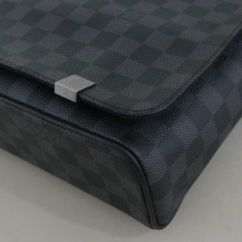 LV 黑色棋盤格斜背包-12