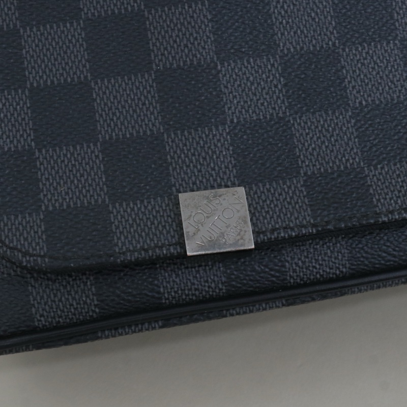 LV 黑色棋盤格斜背包-14