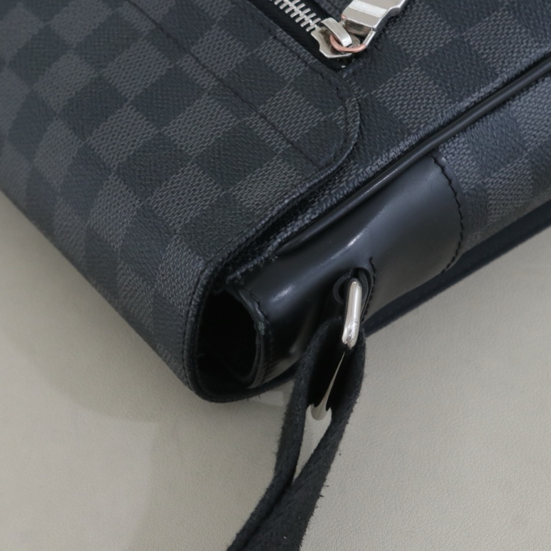 LV 黑色棋盤格斜背包-15