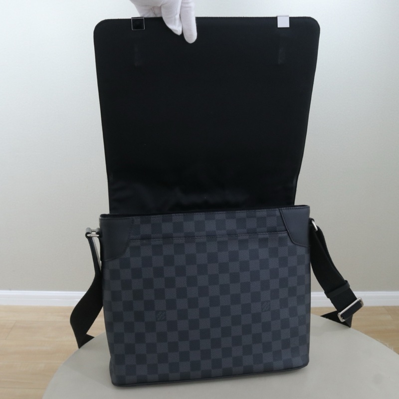 LV 黑色棋盤格斜背包-16