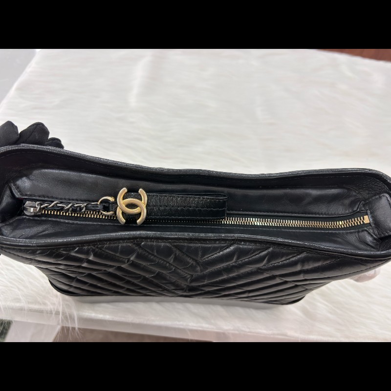 Chanel 黑色牛皮V紋大號流浪包-8