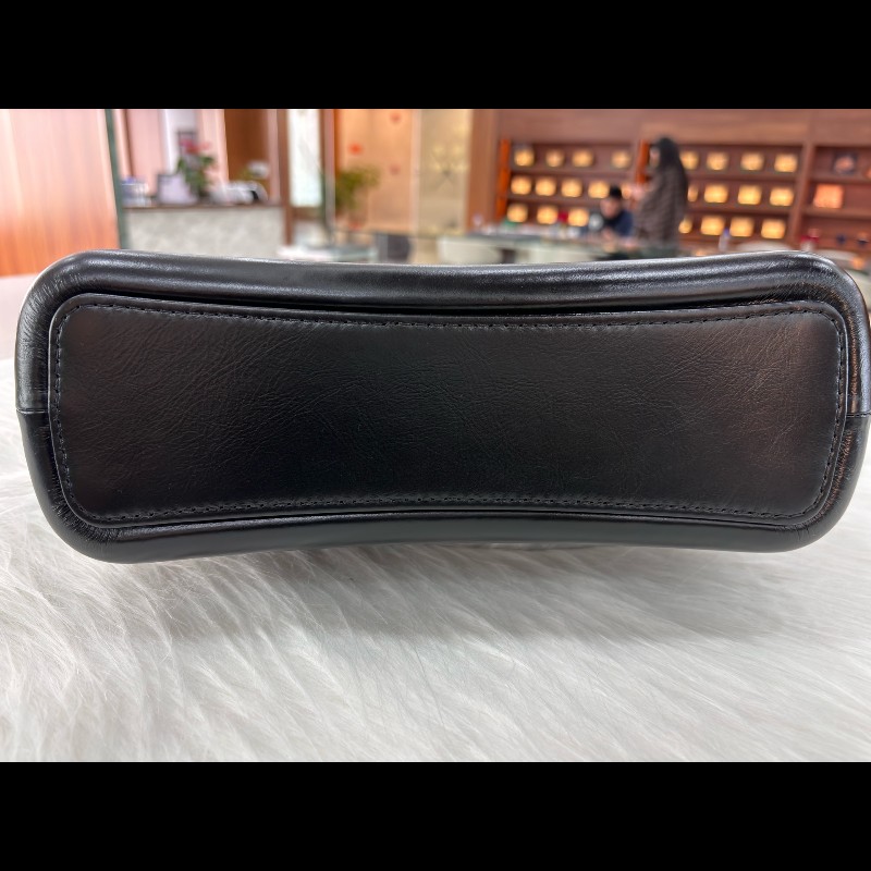 Chanel 黑色牛皮V紋大號流浪包-11