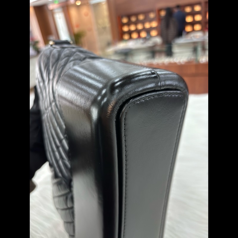 Chanel 黑色牛皮V紋大號流浪包-16