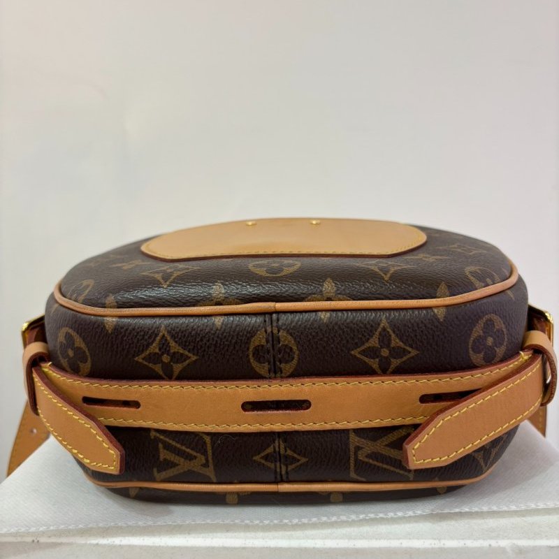 LV 老圓軟皮圓餅包-4