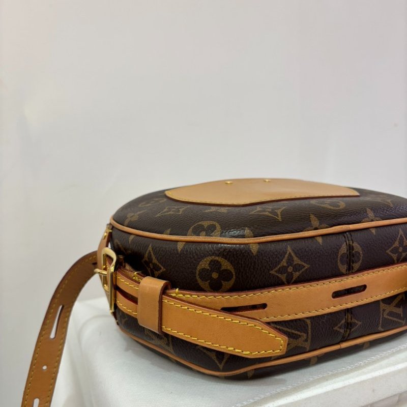 LV 老圓軟皮圓餅包-5