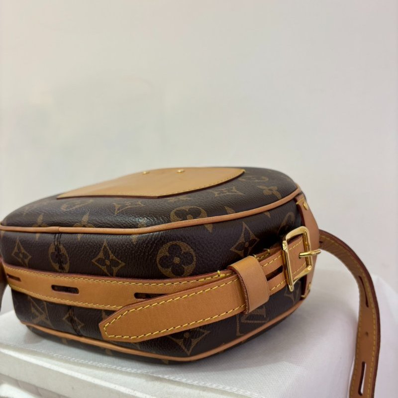 LV 老圓軟皮圓餅包-6