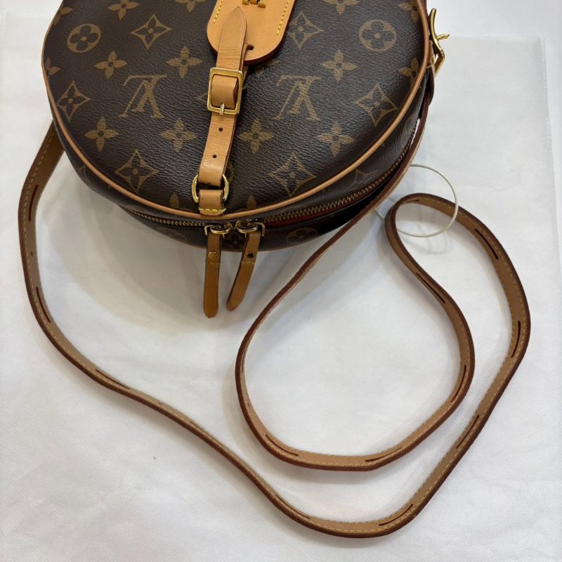 LV 老圓軟皮圓餅包-8