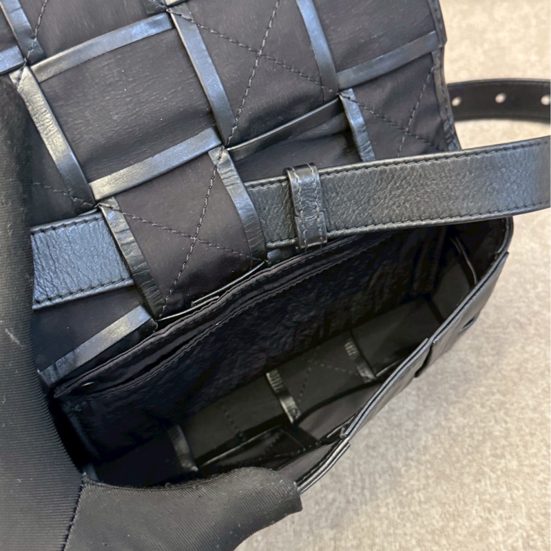 BV 黑色cassette斜背-5