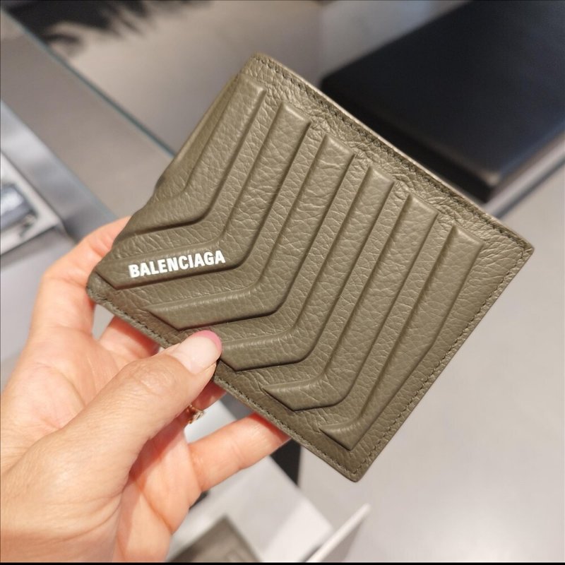 BALENCIAGA 巴黎世家燙印LOGO浮雕造型對開短夾-0