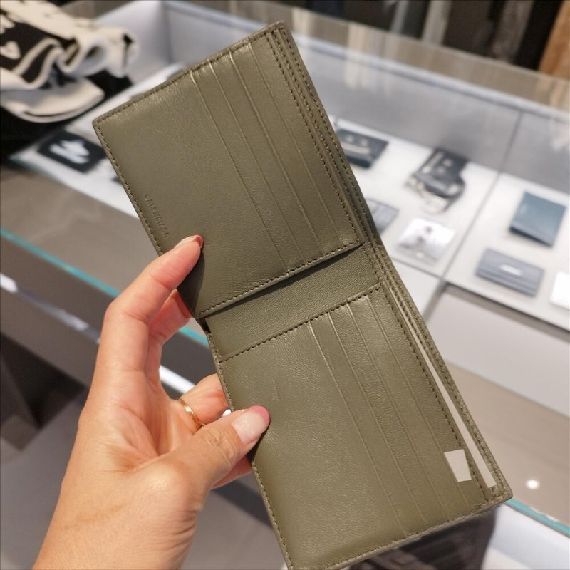 BALENCIAGA 巴黎世家燙印LOGO浮雕造型對開短夾-1