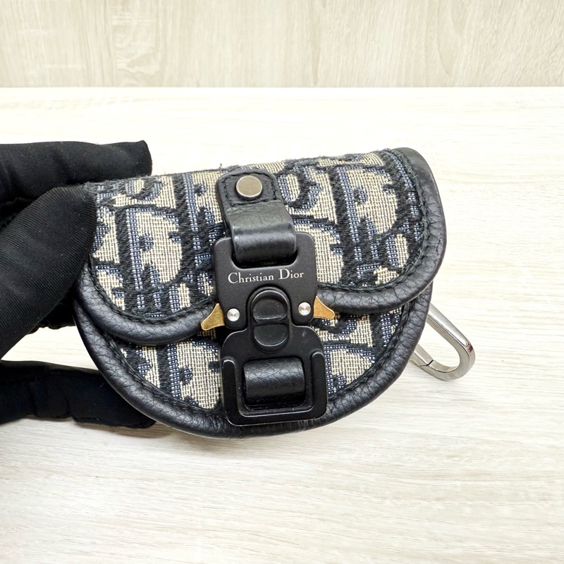 DIOR藍色老花MINI GALLOP馬鞍耳機包-11