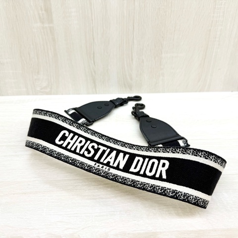 DIOR黑白字母刺繡黑釦寬背帶