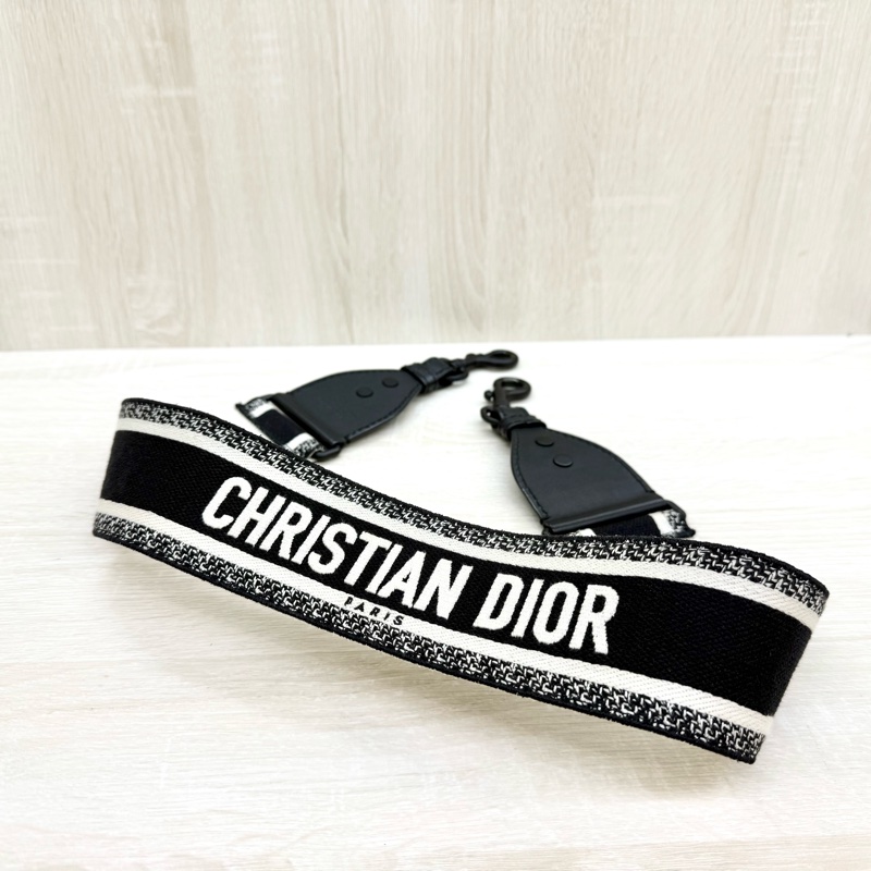 DIOR黑白字母刺繡黑釦寬背帶-0
