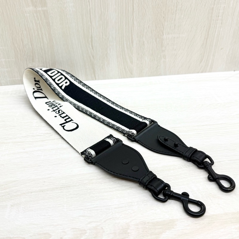 DIOR黑白字母刺繡黑釦寬背帶-1