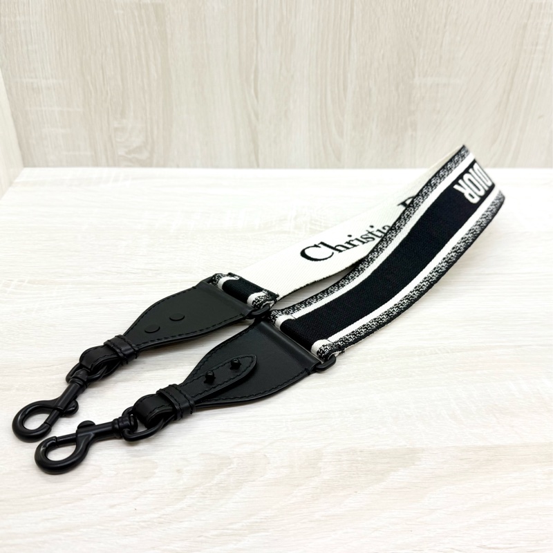 DIOR黑白字母刺繡黑釦寬背帶-2