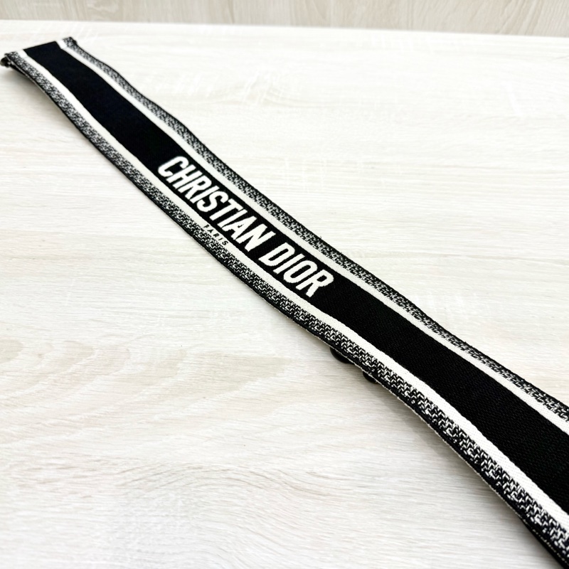 DIOR黑白字母刺繡黑釦寬背帶-6