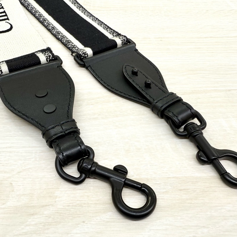 DIOR黑白字母刺繡黑釦寬背帶-8