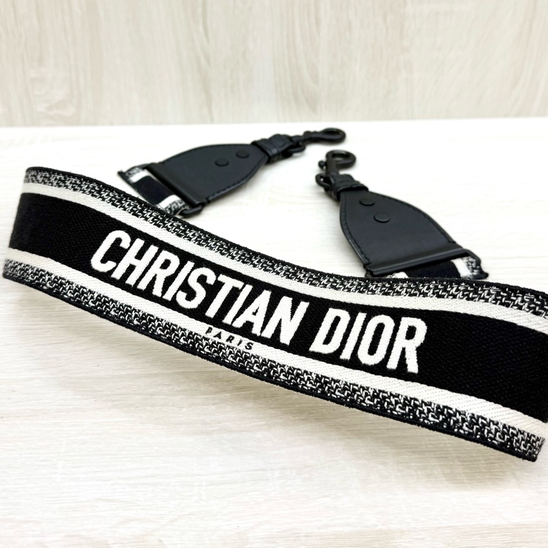 DIOR黑白字母刺繡黑釦寬背帶-9