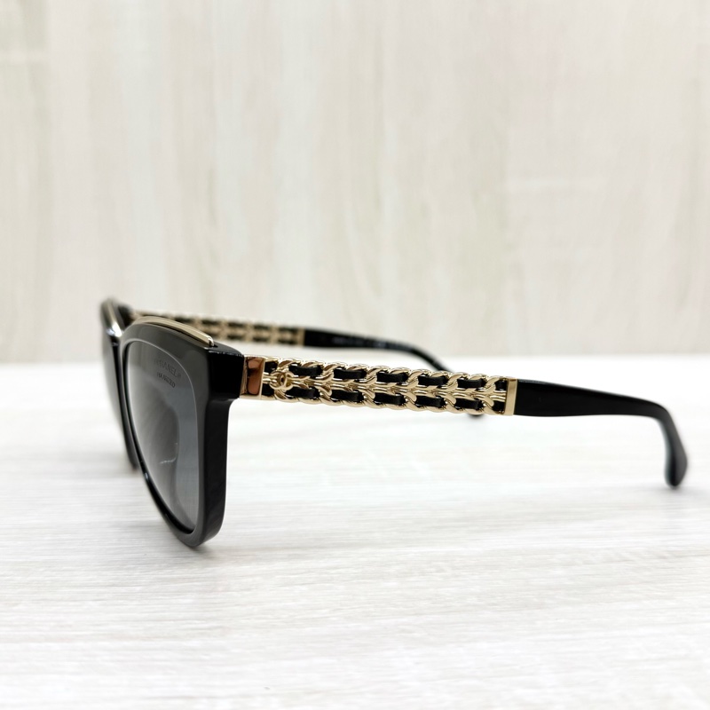 CHANEL黑框金邊皮穿鍊墨鏡-3