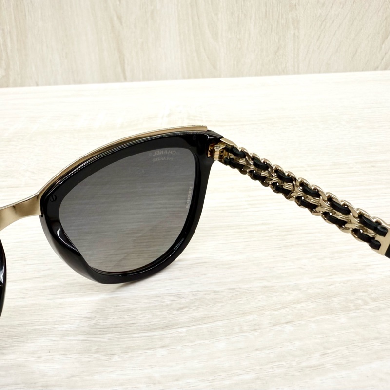 CHANEL黑框金邊皮穿鍊墨鏡-7