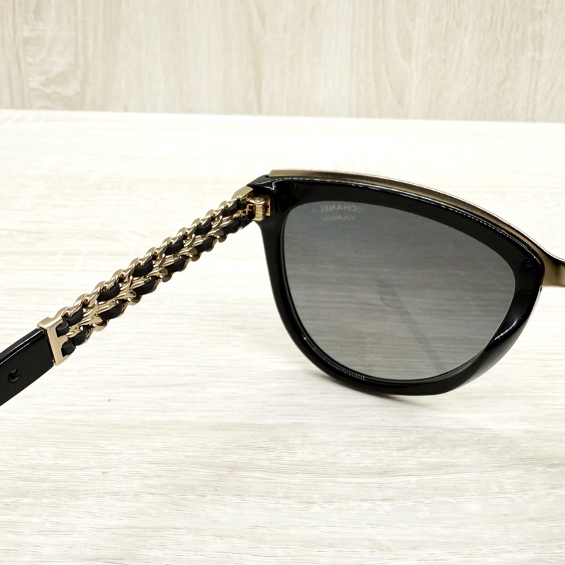 CHANEL黑框金邊皮穿鍊墨鏡-8