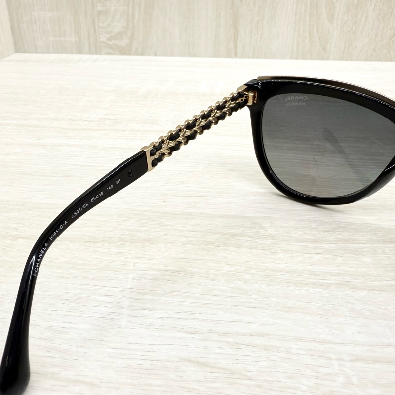 CHANEL黑框金邊皮穿鍊墨鏡-9