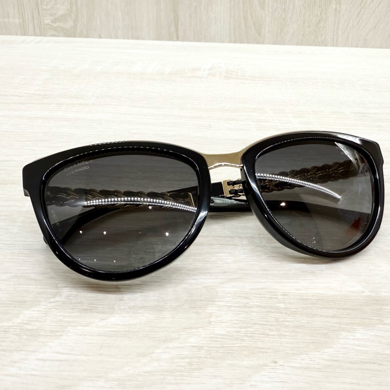 CHANEL黑框金邊皮穿鍊墨鏡-10