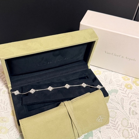 Sweet Alhambra手鍊，6枚四葉幸運圖騰，18K白金，圓鑽；DEF、IF至VVS級鑽石。