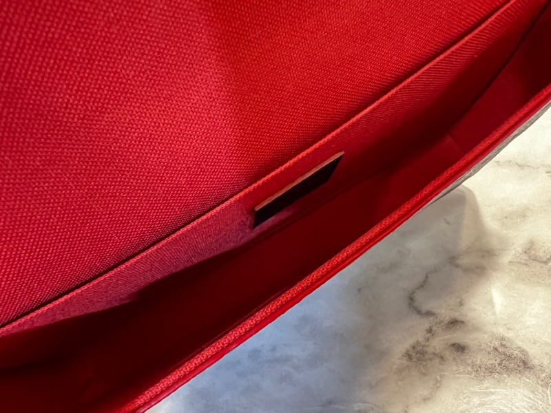 LV 海軍藍牛皮壓紋紅油邊三合一鏈包-11