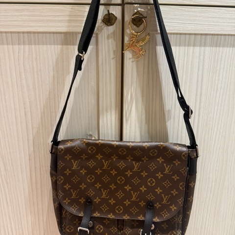 LOUIS VUITTON M41643 斜背包