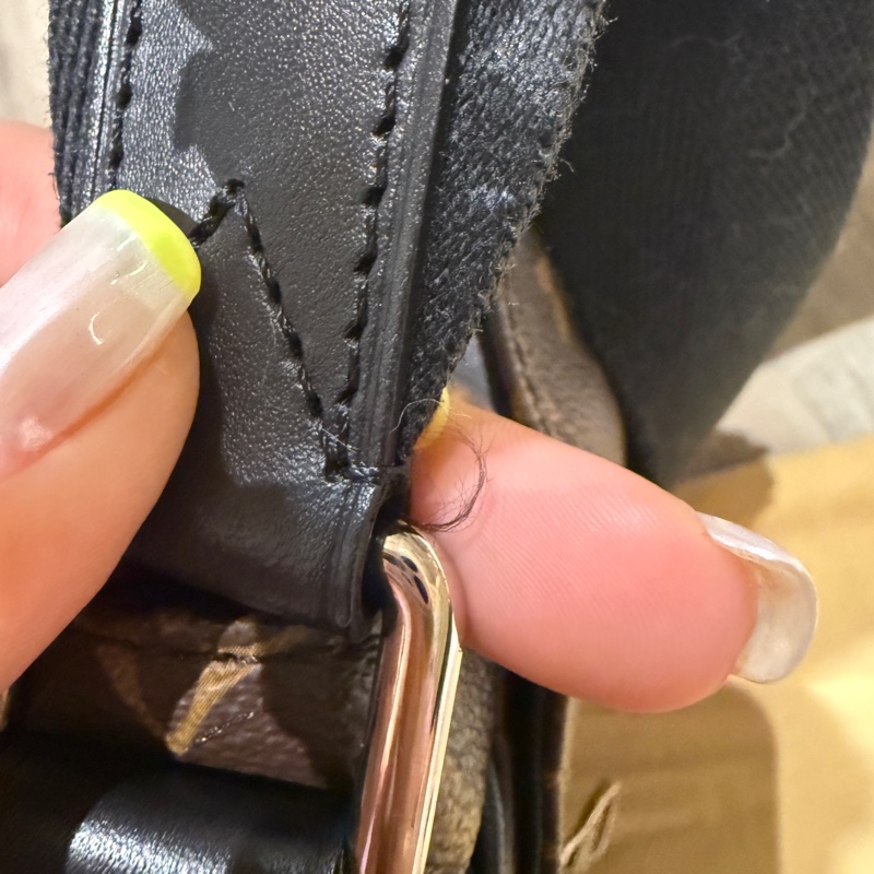 LOUIS VUITTON M41643 斜背包-26