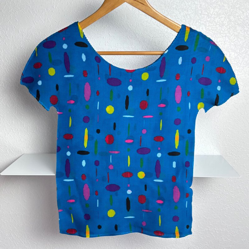 降價出清 ::三宅一生 Issey Miyake :: me 籃底彩點短袖上衣-0