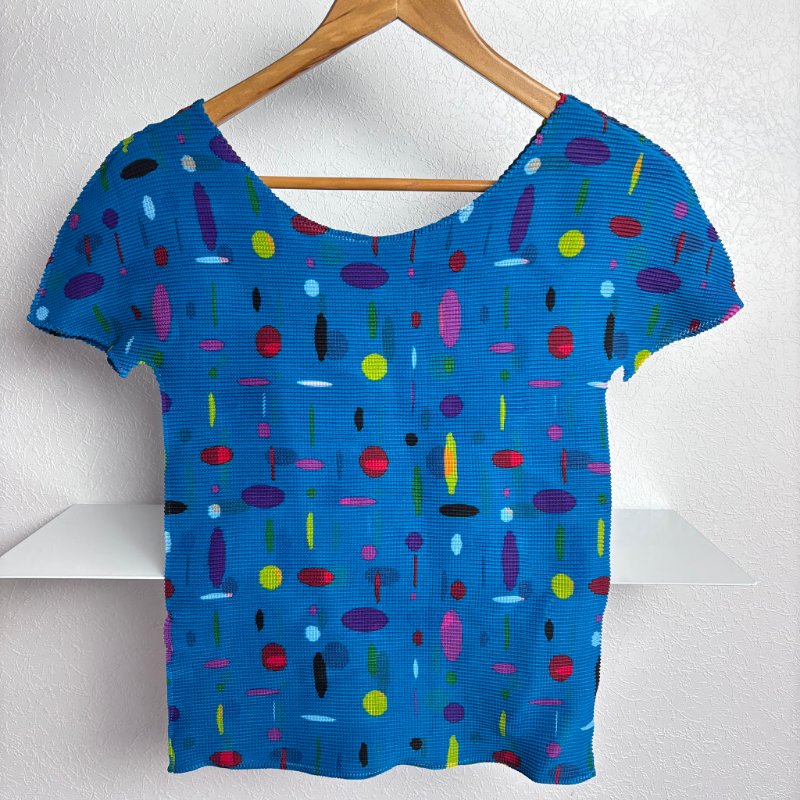 降價出清 ::三宅一生 Issey Miyake :: me 籃底彩點短袖上衣-1