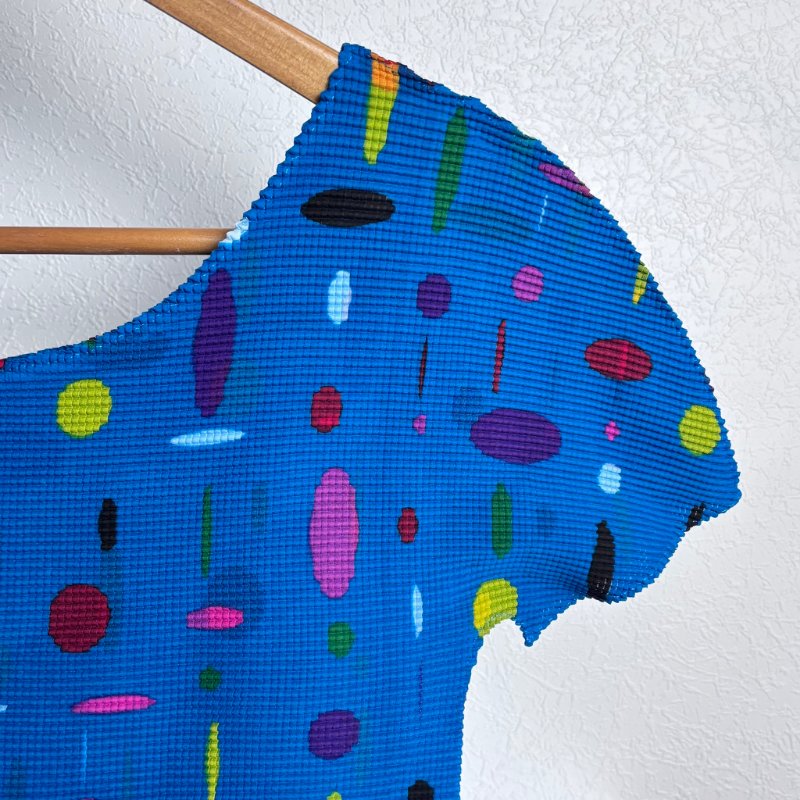 降價出清 ::三宅一生 Issey Miyake :: me 籃底彩點短袖上衣-2