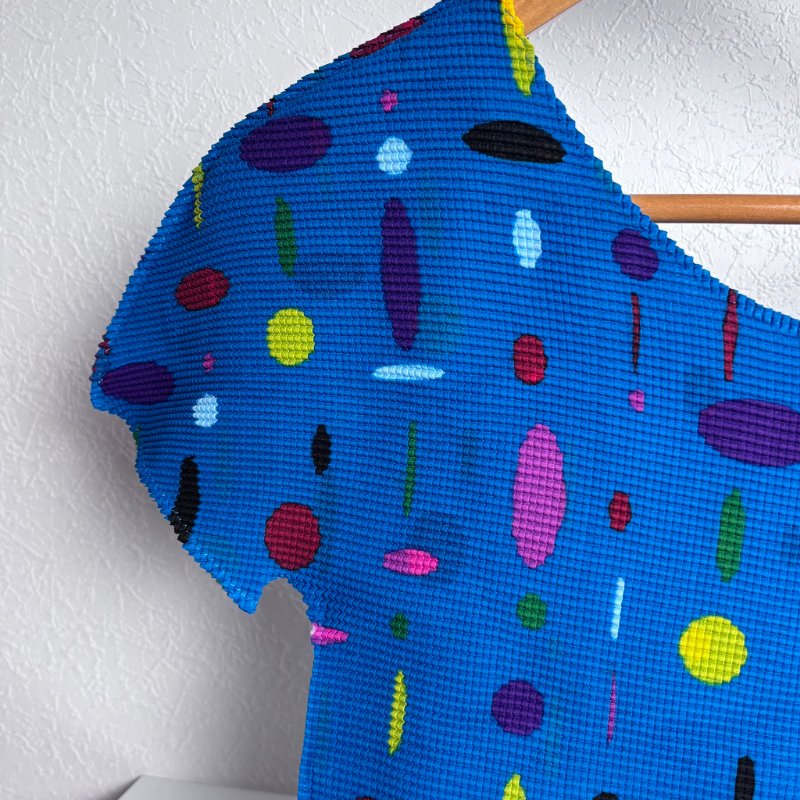 降價出清 ::三宅一生 Issey Miyake :: me 籃底彩點短袖上衣-3