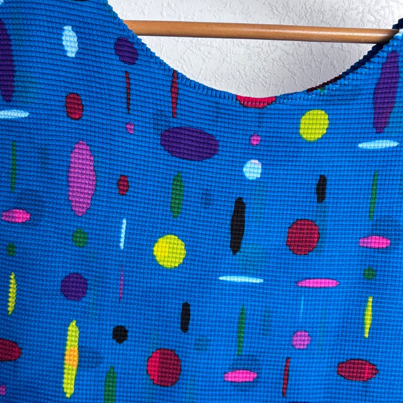 降價出清 ::三宅一生 Issey Miyake :: me 籃底彩點短袖上衣-4