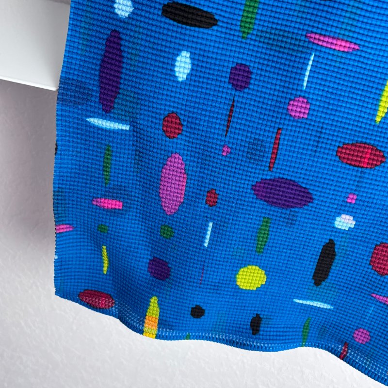 降價出清 ::三宅一生 Issey Miyake :: me 籃底彩點短袖上衣-6