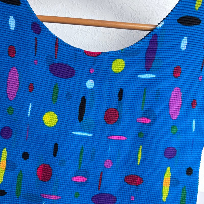 降價出清 ::三宅一生 Issey Miyake :: me 籃底彩點短袖上衣-9