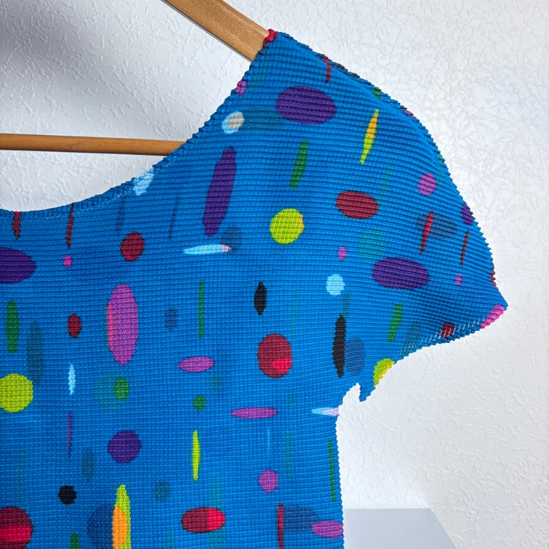 降價出清 ::三宅一生 Issey Miyake :: me 籃底彩點短袖上衣-10