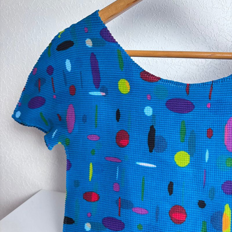 降價出清 ::三宅一生 Issey Miyake :: me 籃底彩點短袖上衣-11