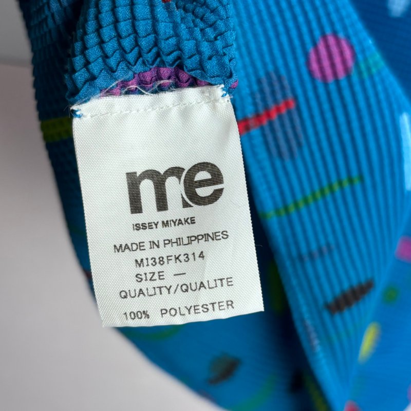 降價出清 ::三宅一生 Issey Miyake :: me 籃底彩點短袖上衣-14