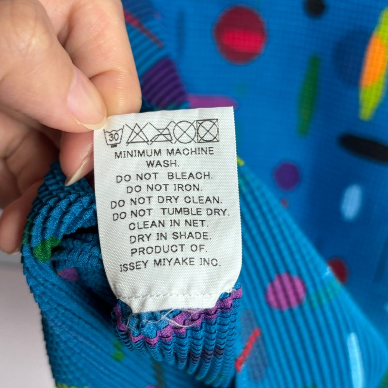 降價出清 ::三宅一生 Issey Miyake :: me 籃底彩點短袖上衣-15