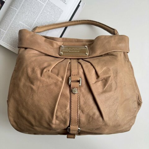 Marc Jacobs 膚色皮革直式半圓單肩包