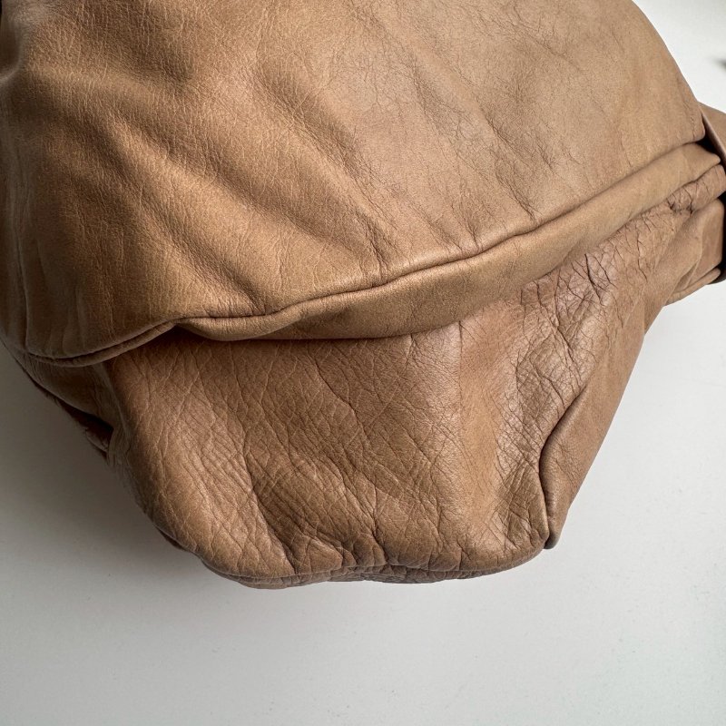 Marc Jacobs 膚色皮革直式半圓單肩包-3