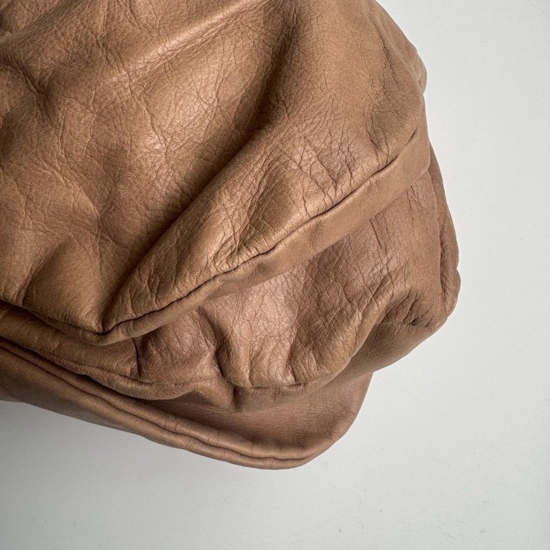 Marc Jacobs 膚色皮革直式半圓單肩包-5